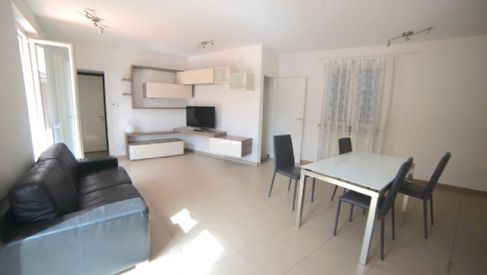 SEMINDIPENDENTE CON PISCINA, GARAGE E GIARDINO