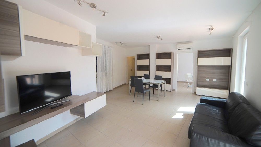 SEMINDIPENDENTE CON PISCINA, GARAGE E GIARDINO