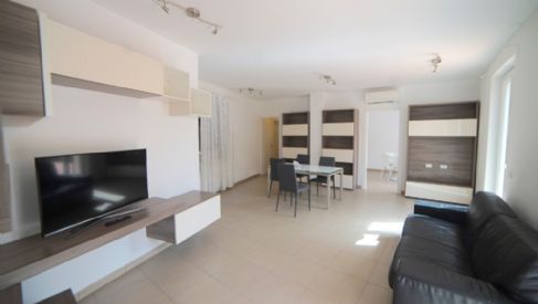 SEMINDIPENDENTE CON PISCINA, GARAGE E GIARDINO