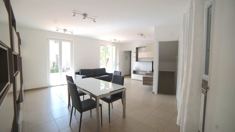 SEMINDIPENDENTE CON PISCINA, GARAGE E GIARDINO