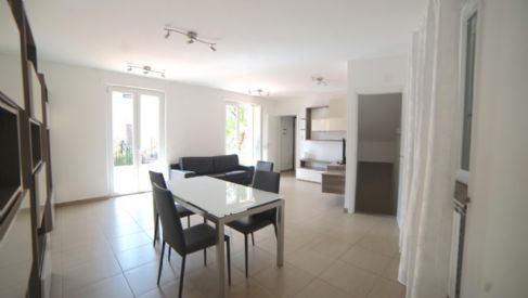 SEMINDIPENDENTE CON PISCINA, GARAGE E GIARDINO