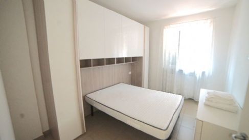 SEMINDIPENDENTE CON PISCINA, GARAGE E GIARDINO