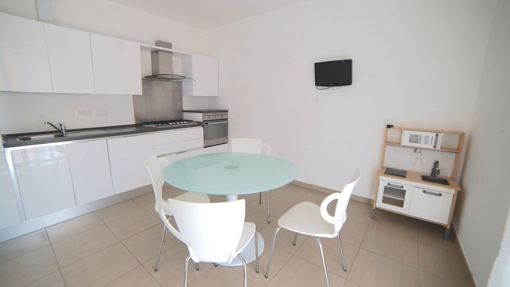 SEMINDIPENDENTE CON PISCINA, GARAGE E GIARDINO