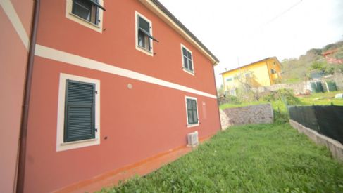 SEMINDIPENDENTE CON PISCINA, GARAGE E GIARDINO