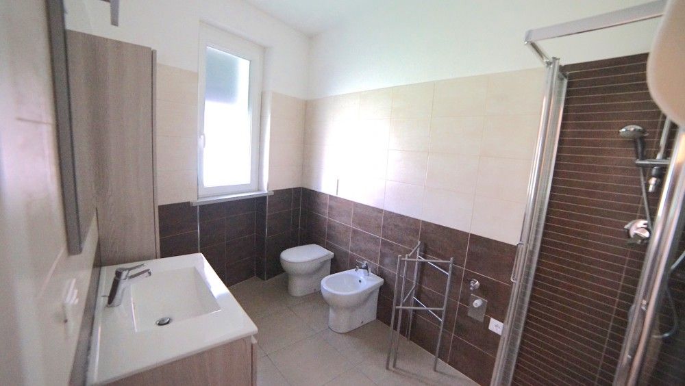 SEMINDIPENDENTE CON PISCINA, GARAGE E GIARDINO