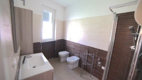 SEMINDIPENDENTE CON PISCINA, GARAGE E GIARDINO