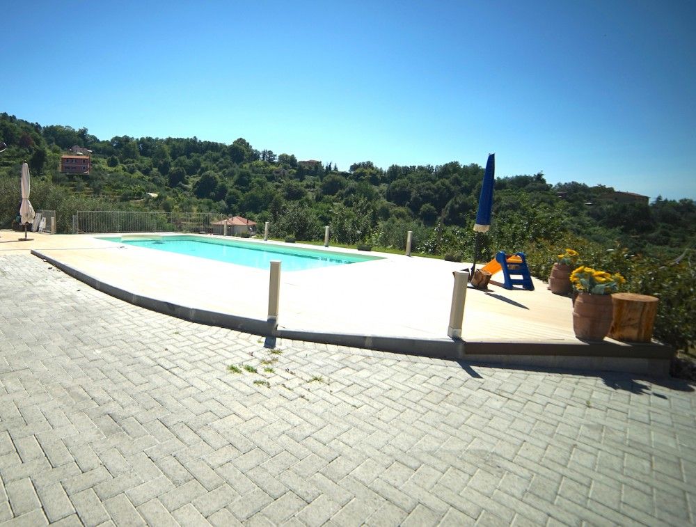 SEMINDIPENDENTE CON PISCINA, GARAGE E GIARDINO