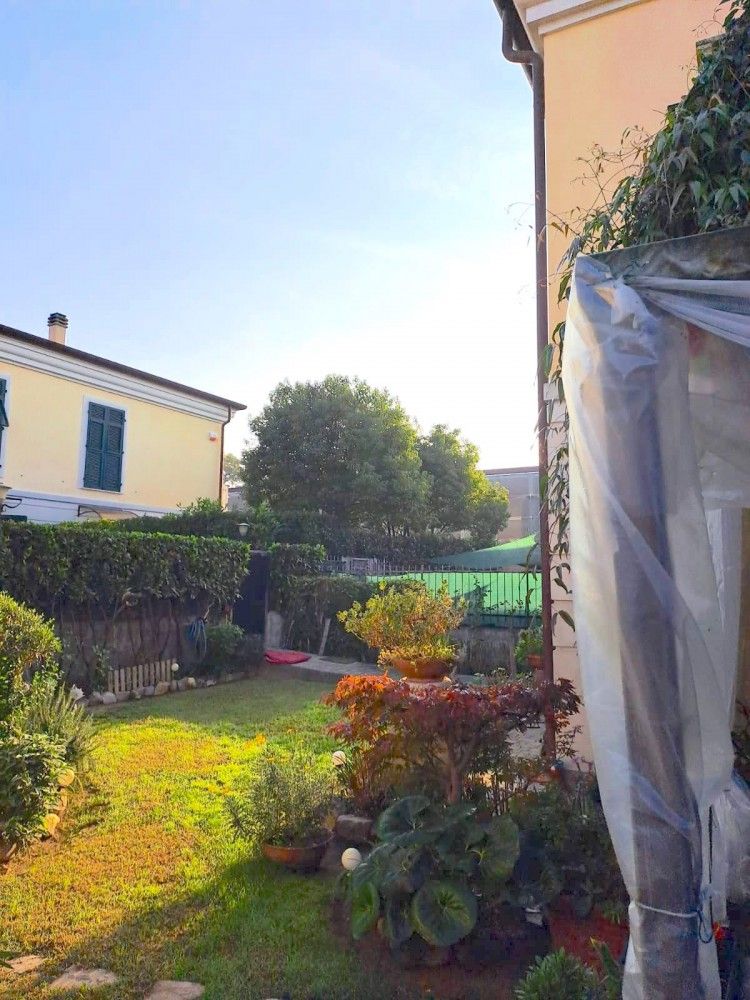 In complesso residenziale terratetto con giardino