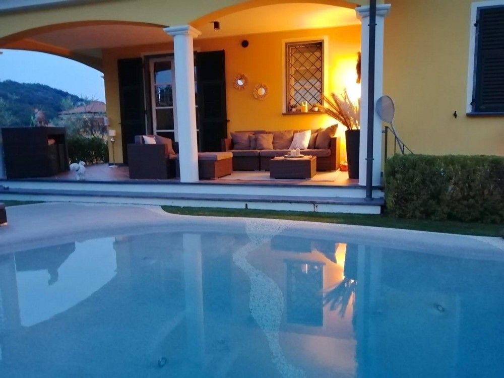 VILLA IDNIPENDENTE CON PISCINA A SARZANA