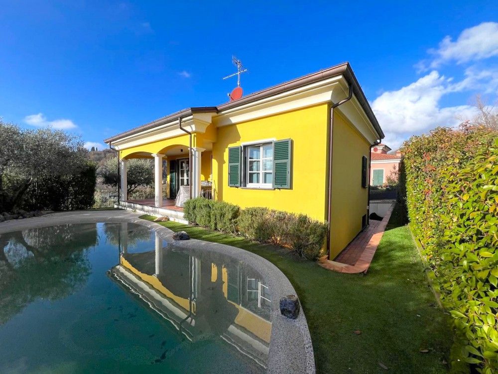 VILLA IDNIPENDENTE CON PISCINA A SARZANA