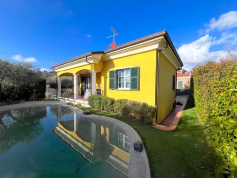 VILLA IDNIPENDENTE CON PISCINA A SARZANA