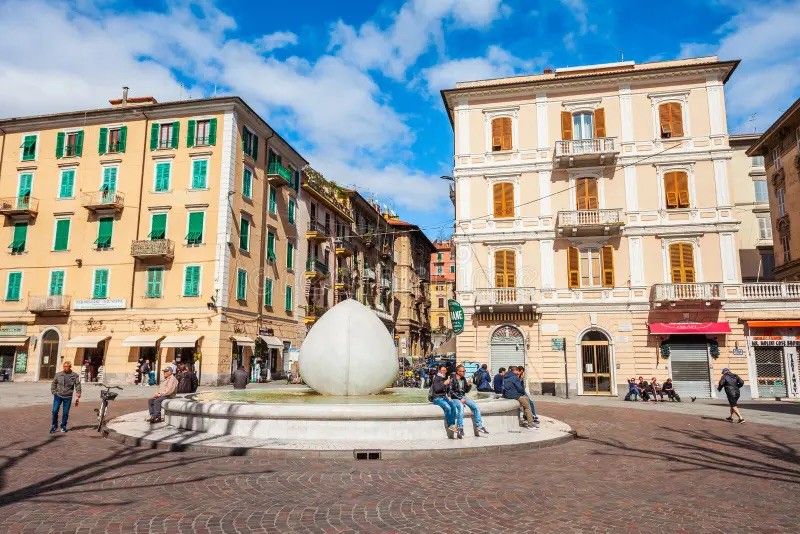 FONDO COMMERCIALE RISTRUTTURATO IN CENTRO