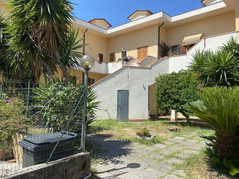 5 vani con giardino privato e doppio ingresso