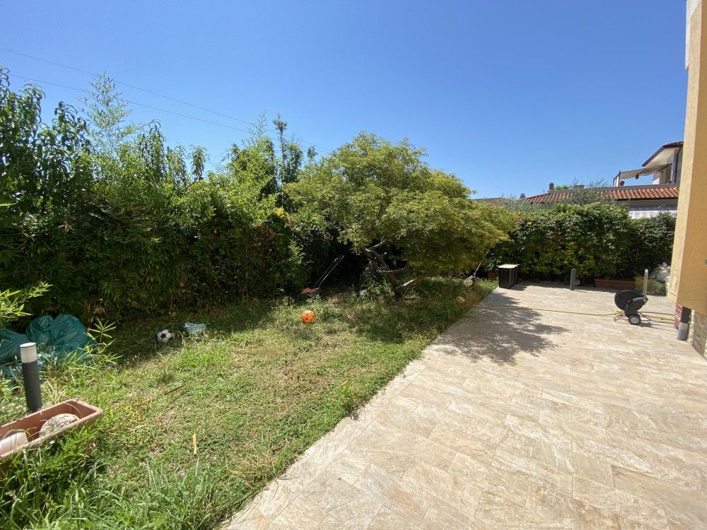 5 vani con giardino privato e doppio ingresso