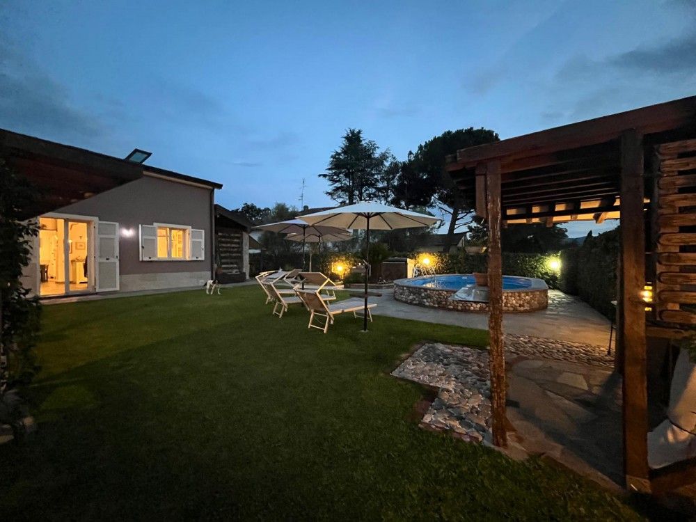 Villa Indipendente con Giardino Privato e Piscina