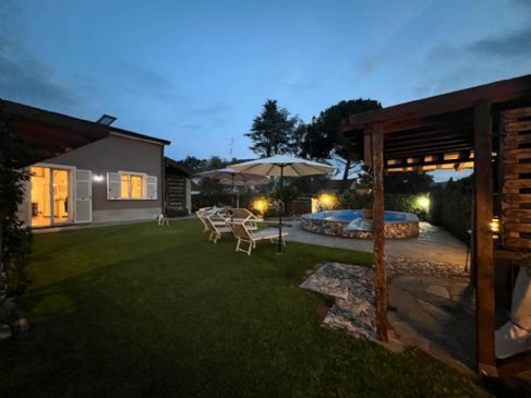 Villa Indipendente con Giardino Privato e Piscina