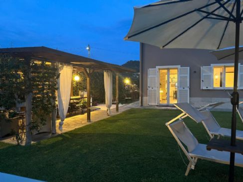 Villa Indipendente con Giardino Privato e Piscina