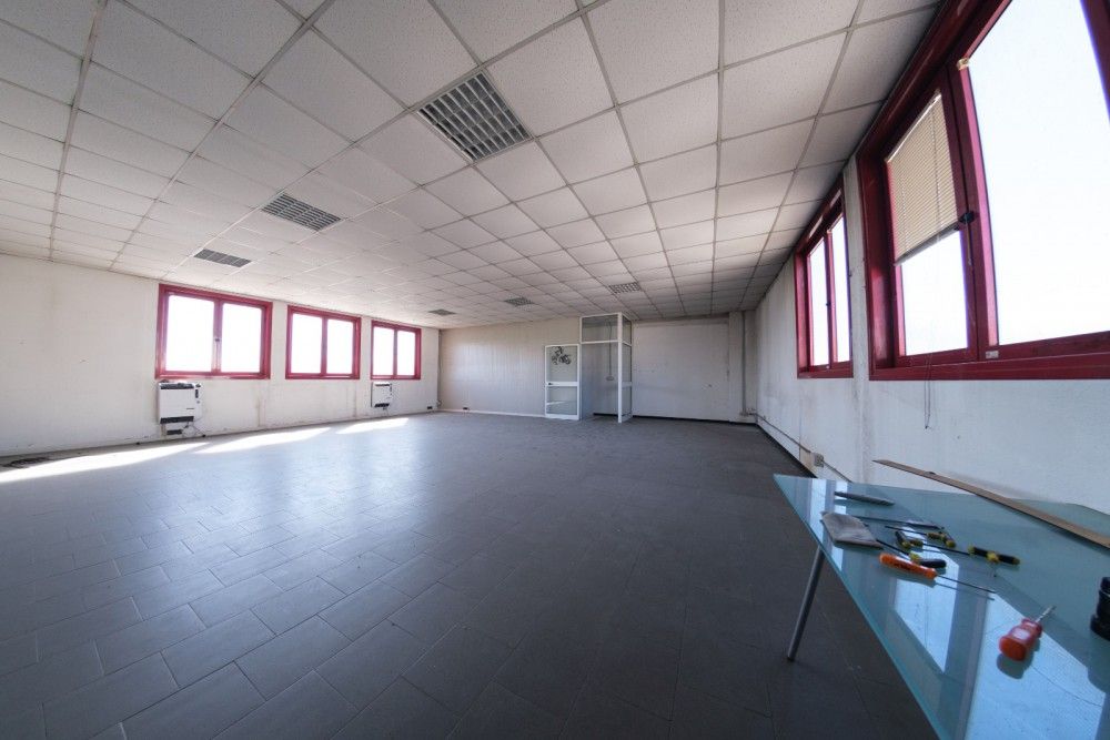 Santo Stefano capannone con uffici