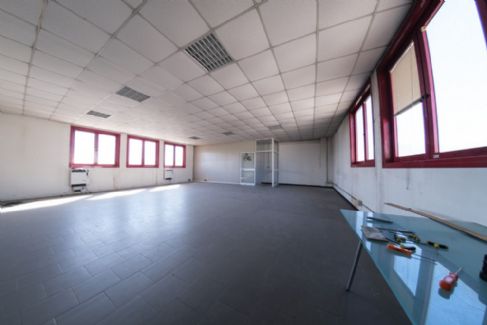 Santo Stefano capannone con uffici